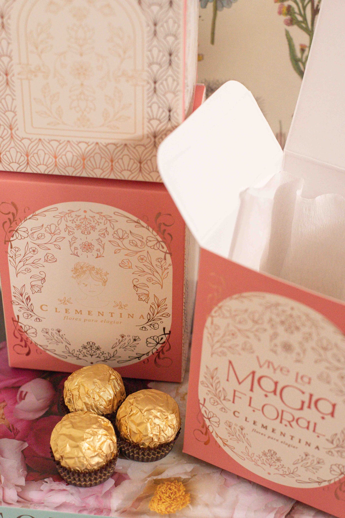 Chocolates Ferrero Rocher x8 en caja de lujo, complemento para bouquets y arreglos de Clementina Medellín