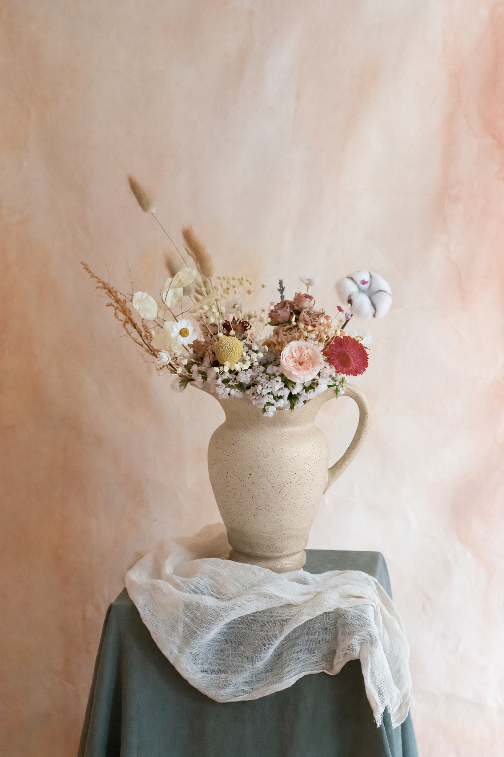 Detalle de Greta: rosas secas, hortensia envejecida y lunaria en aguamanil de cerámica, Clementina Estudio Floral