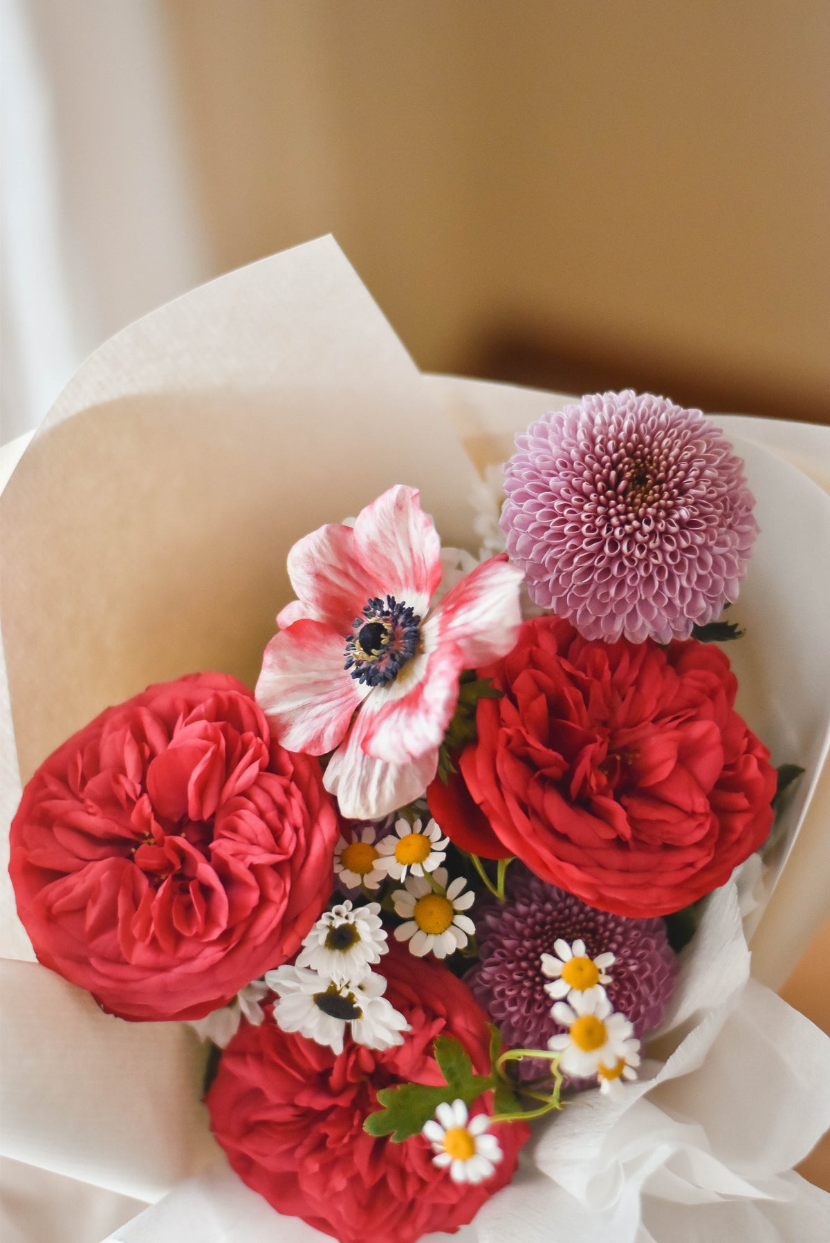 Bouquet Mon Petit Amour, ramo pequeño de rosas de jardín y anémonas en papel perfumado, Clementina Medellín