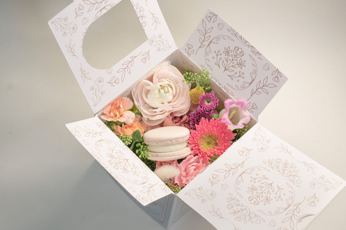 Postdata Te Quiero, cajita ilustrada con jardín de flores y chocolate, Clementina Medellín