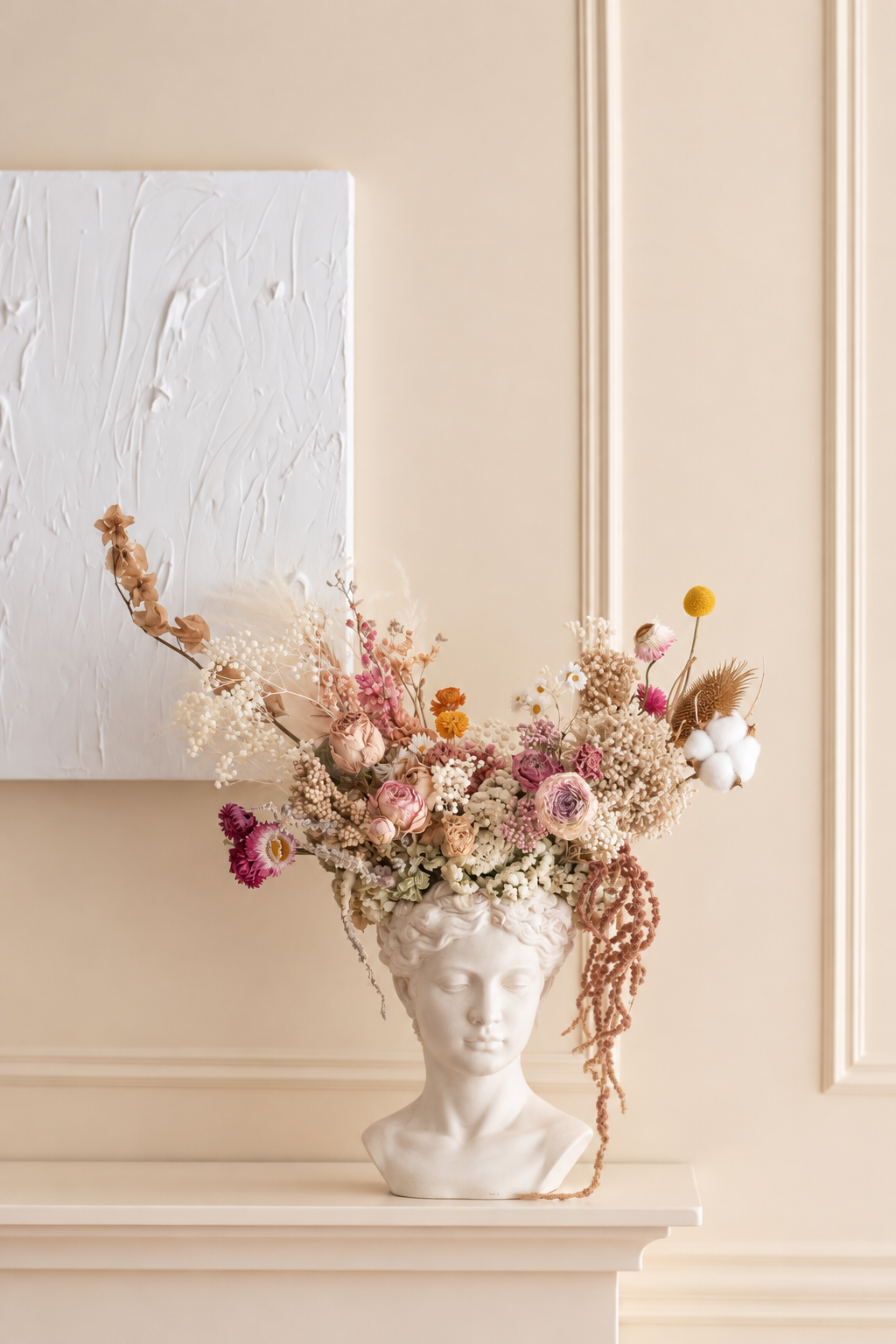 Fiorella, composición de flores preservadas y secas sobre cabeza de Venus de cerámica, Clementina Estudio Floral Medellín