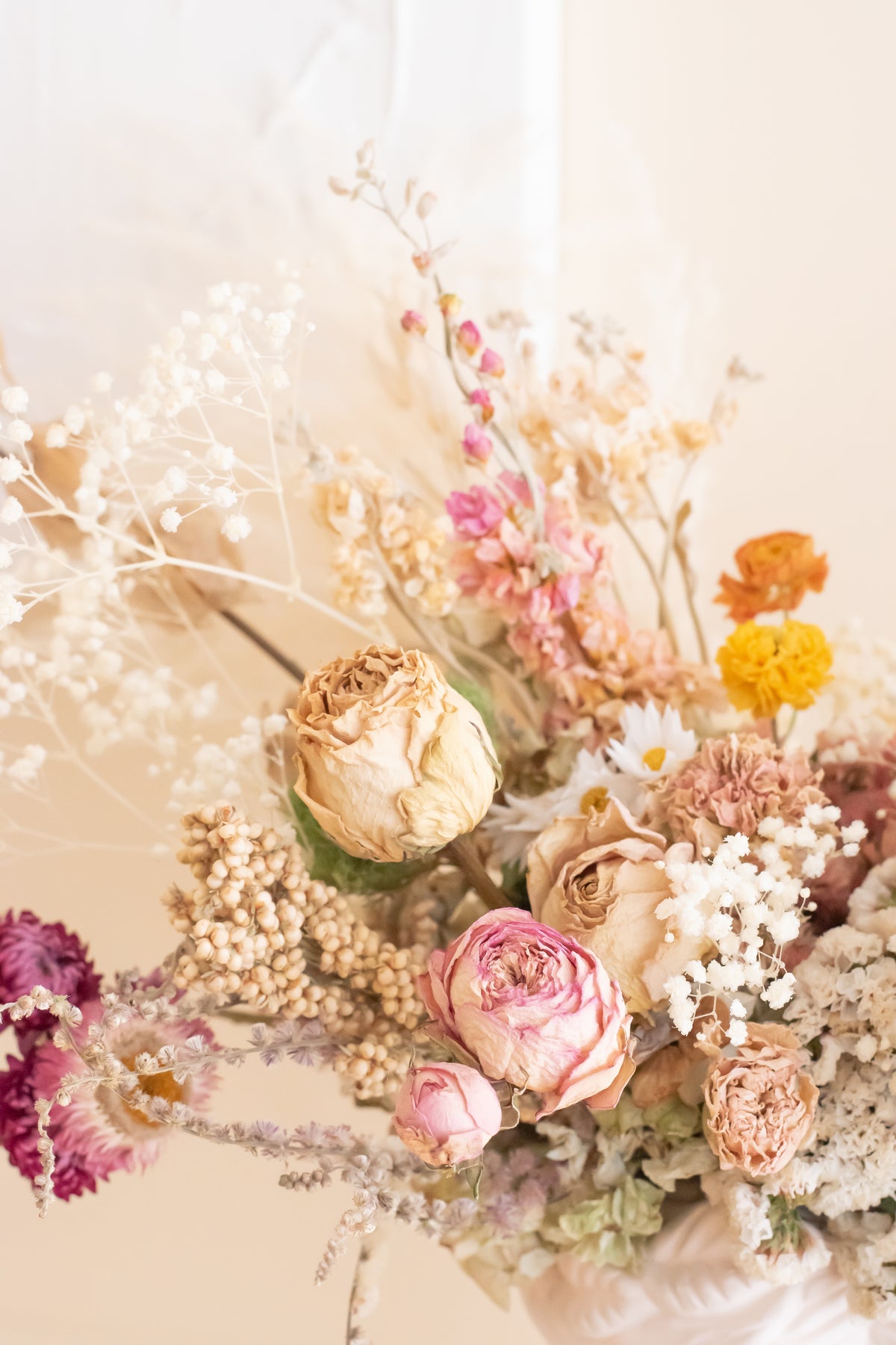 Fiorella, pieza floral de lujo con flores preservadas sobre Venus de cerámica, Clementina Estudio Floral