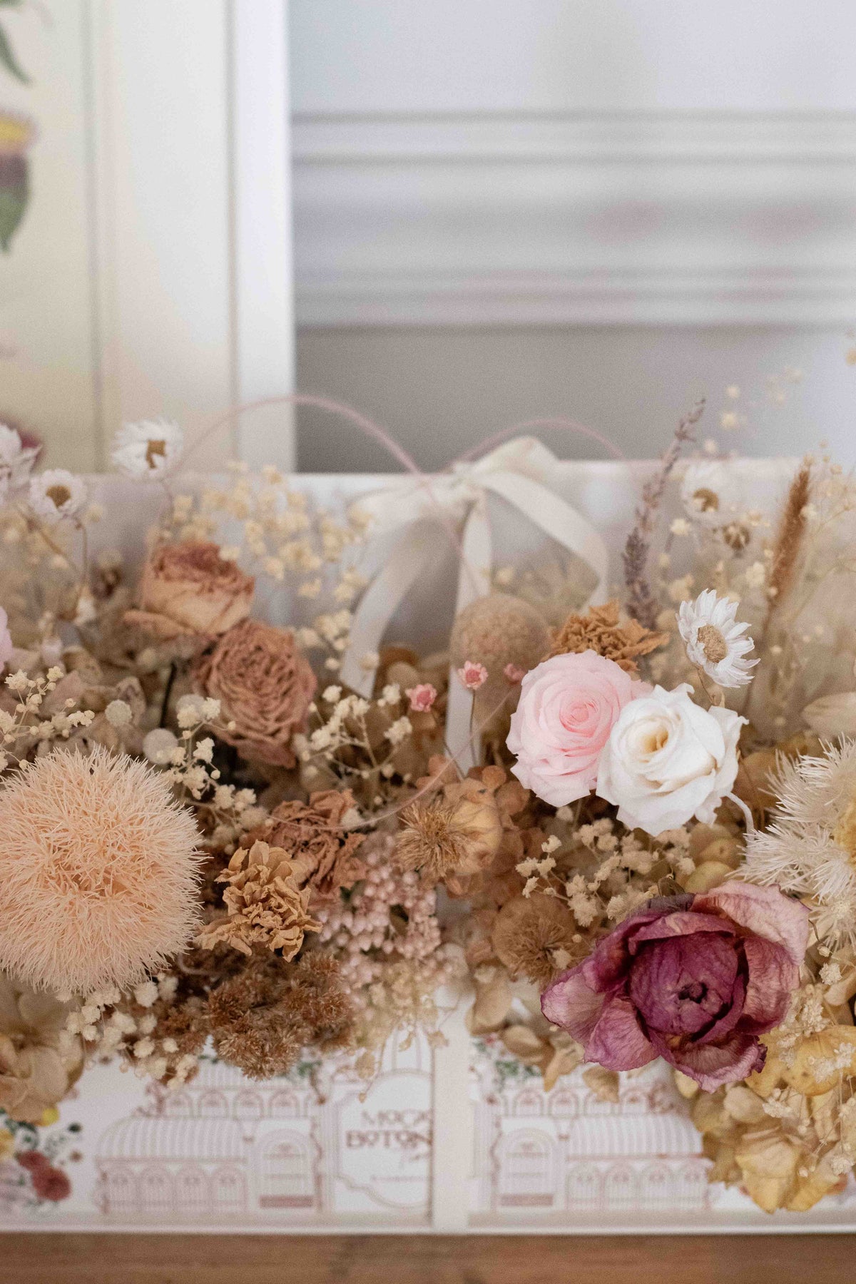 Jardín de magia y botánica, composición de rosas preservadas y flores secas en caja ilustrada, Clementina Medellín