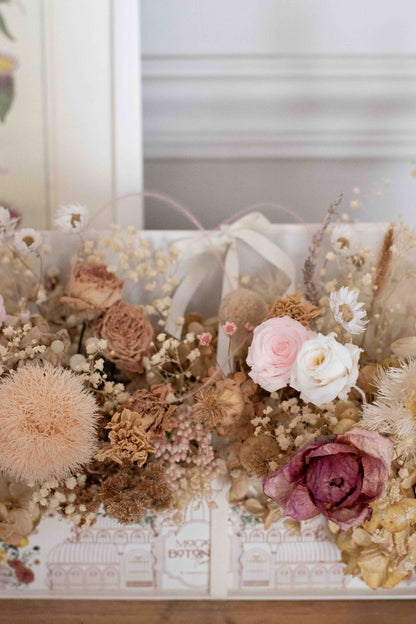 Jardín de magia y botánica, composición de rosas preservadas y flores secas en caja ilustrada, Clementina Medellín