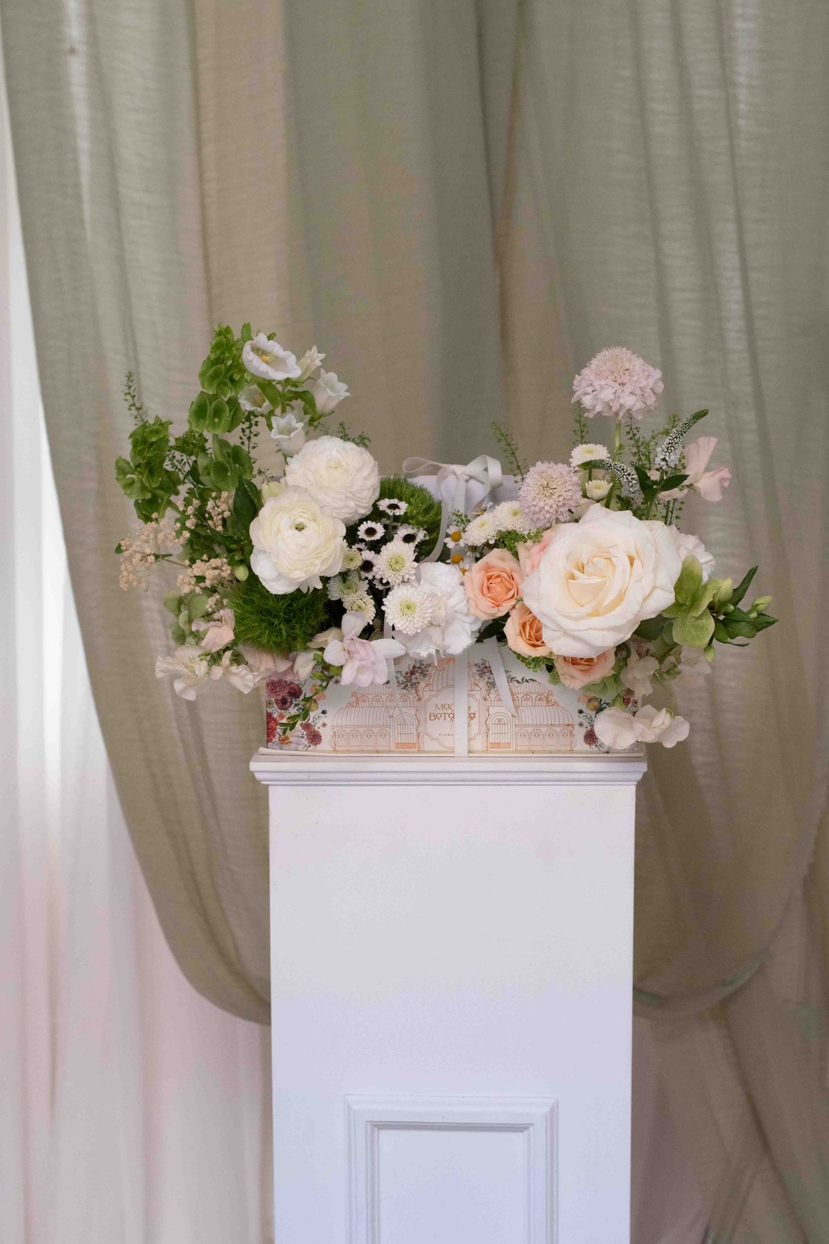 Instante de Luz, jardín floral en caja ilustrada coleccionable con rosas de lujo en tonos crema y durazno, Clementina Medellín