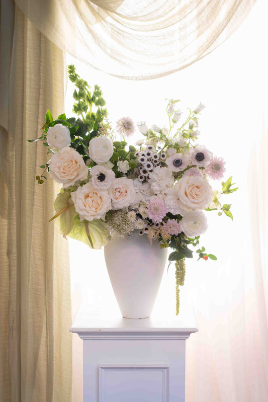 Aura Serena, arreglo floral en florero de cerámica blanca con rosas de lujo y anémonas, Clementina Medellín
