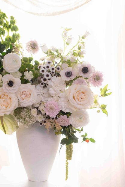 Aura Serena, arreglo floral en florero de cerámica blanca con rosas de lujo y anémonas, Clementina Medellín
