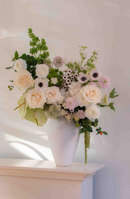 Aura Serena, arreglo floral en florero de cerámica blanca con rosas de lujo y anémonas, Clementina Medellín