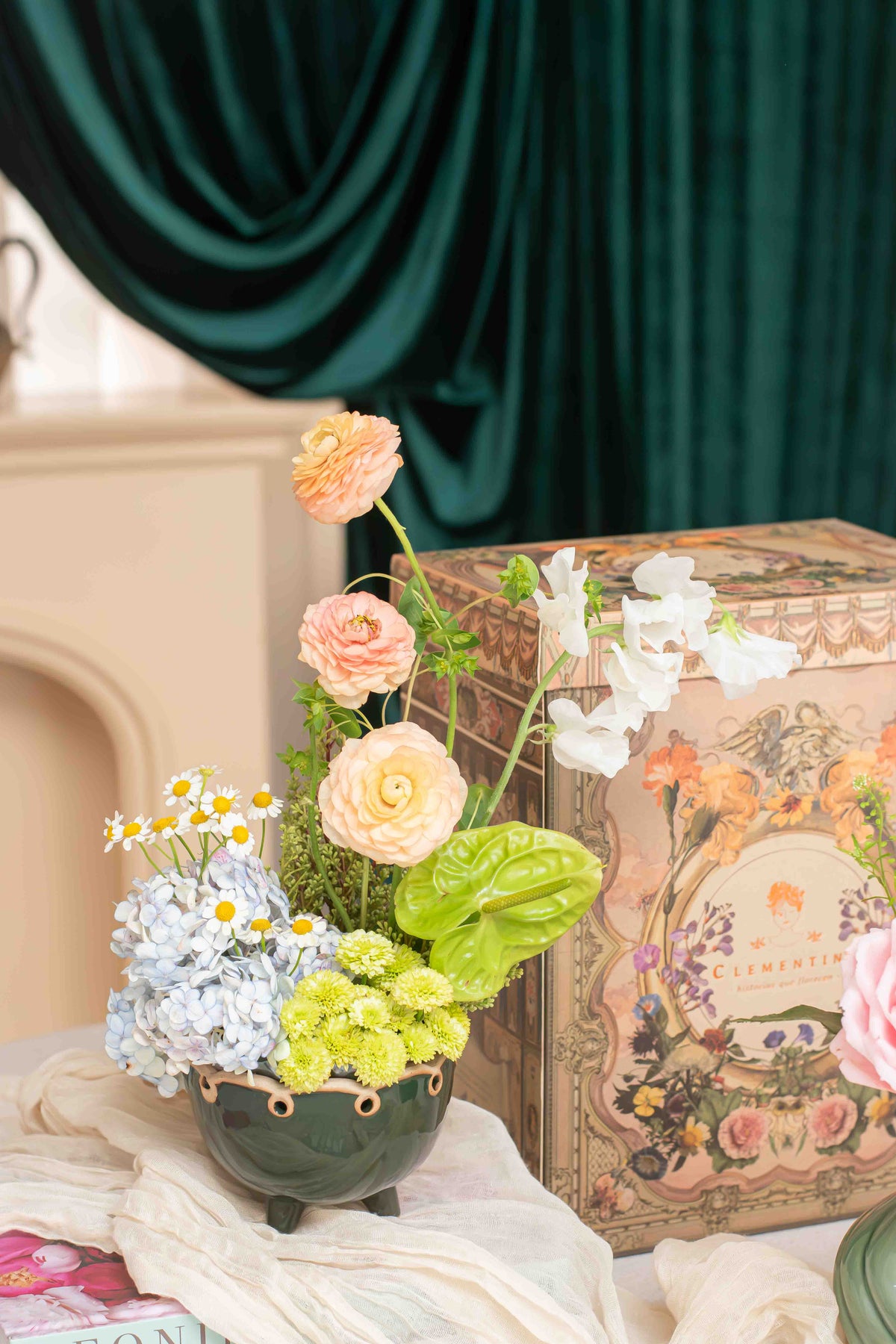 Jardín de Encantos junto a caja ilustrada coleccionable, pequeño jardín floral de espíritu romántico, Les Petits de Clementina Estudio Floral Medellín