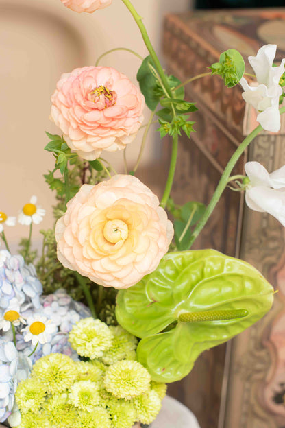 Detalle de Jardín de Encantos, ranúnculos, anturio verde, matricaria y hortensia, Les Petits de Clementina Estudio Floral Medellín