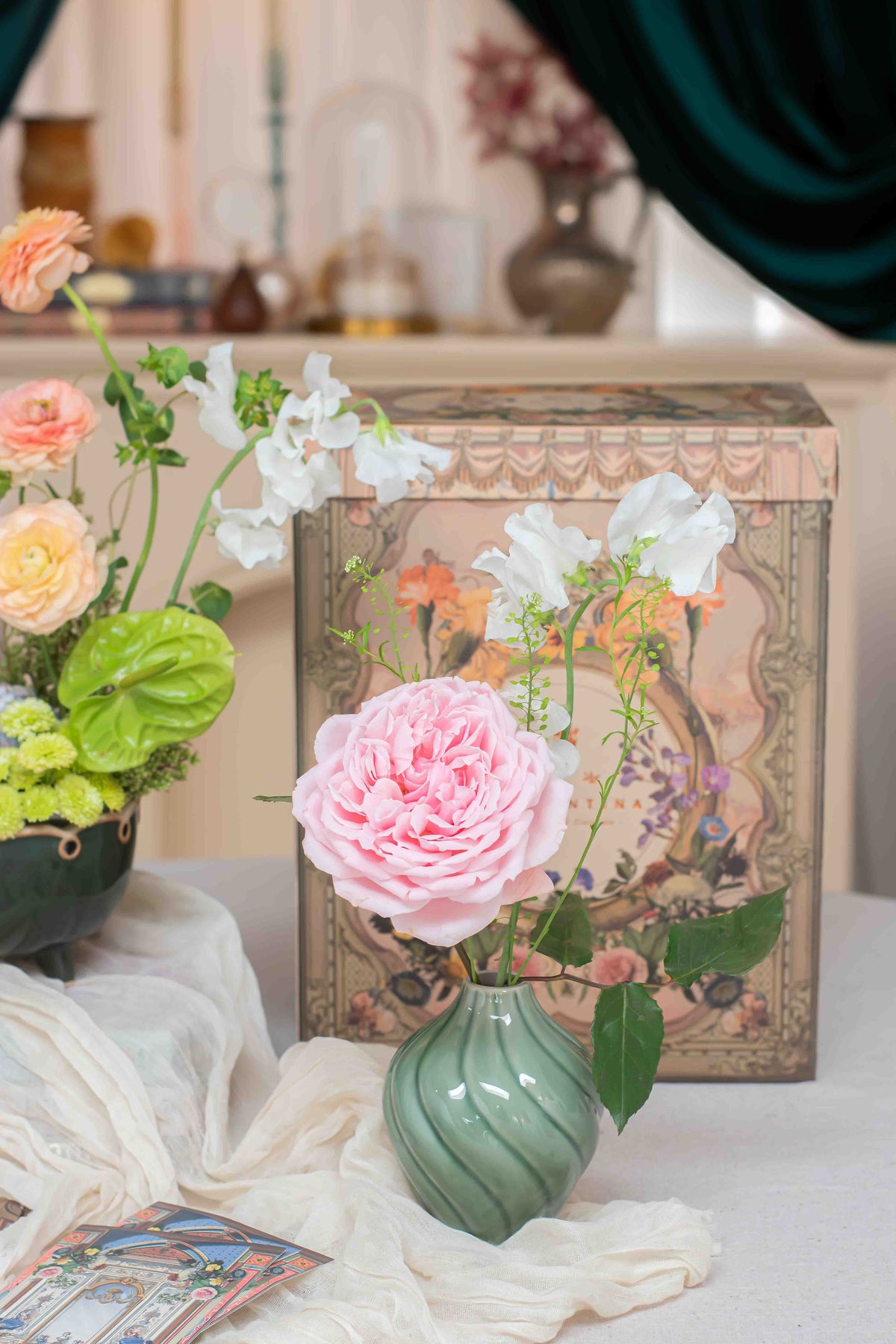 Retrato de una Rosa, solitario de rosa de lujo en florero de cerámica verde junto a caja ilustrada coleccionable, Les Petits de Clementina Estudio Floral Medellín