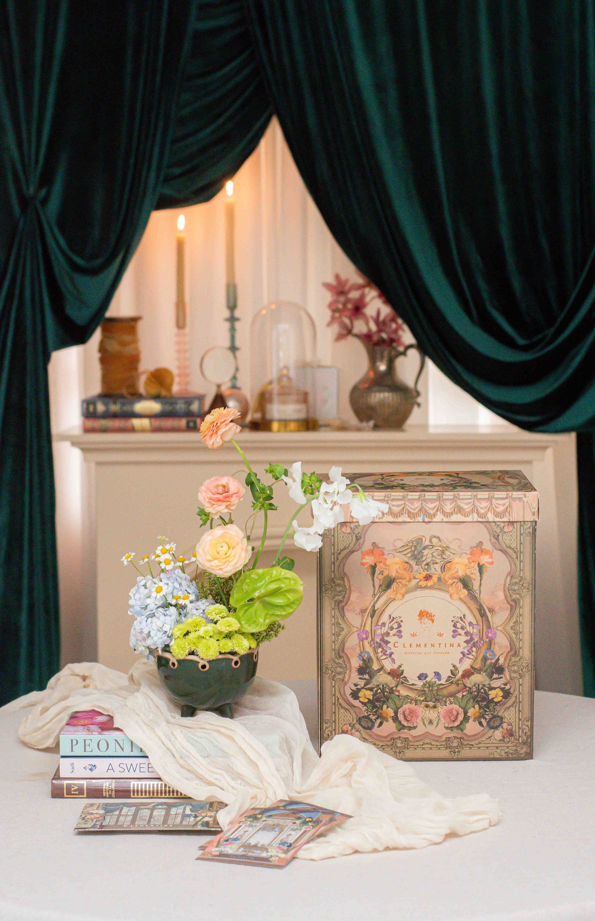 Jardín de Encantos en ambiente de gabinete con cortinas verdes y velas, Les Petits de Clementina Estudio Floral Medellín