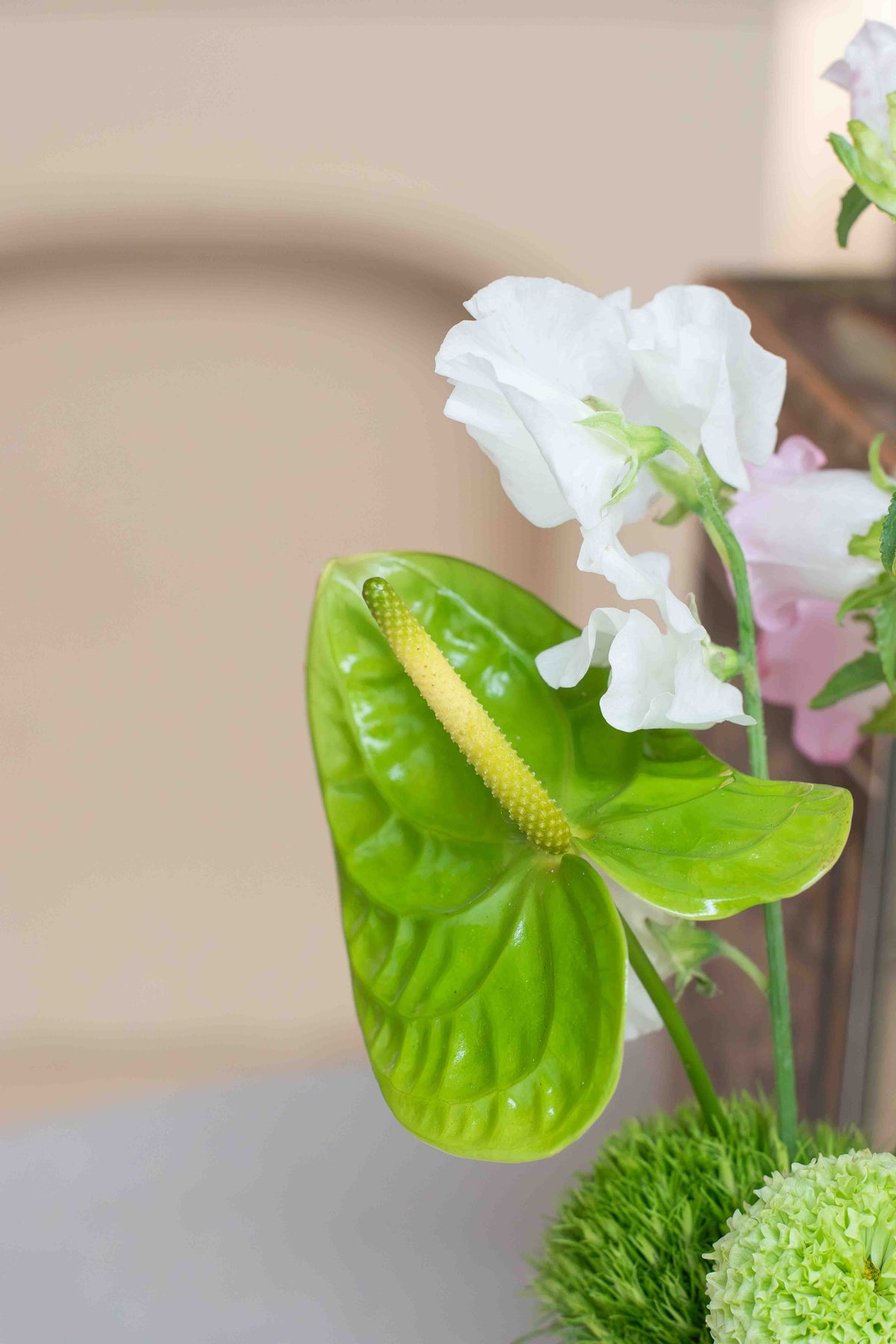 Detalle de Florilegio, anturio verde escultural y sweet pea blanco, Les Petits de Clementina Estudio Floral Medellín