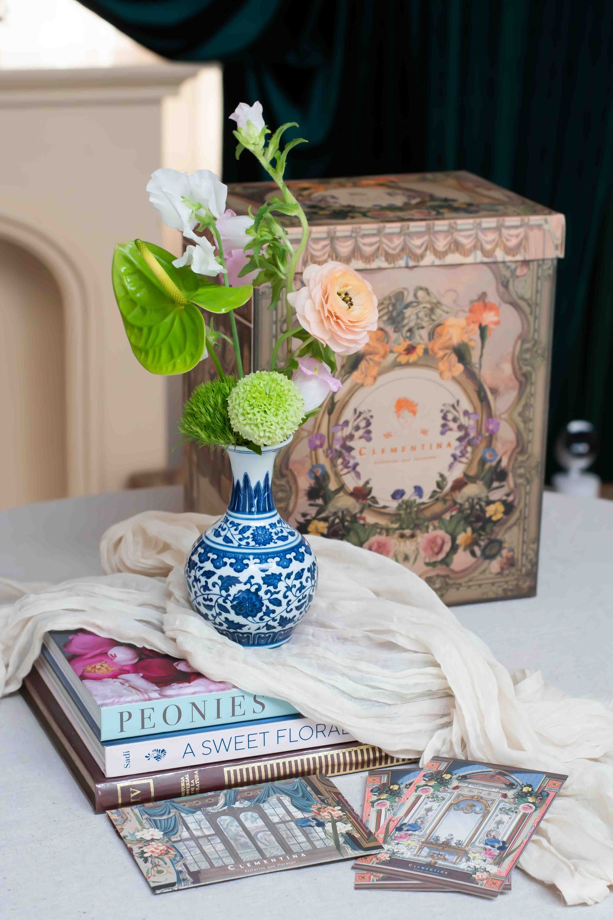 Florilegio junto a caja ilustrada coleccionable, pequeña curiosidad floral en cerámica holandesa, Les Petits de Clementina Estudio Floral Medellín
