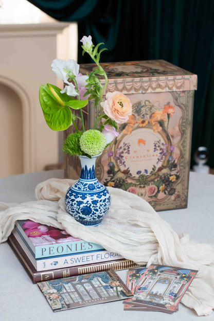 Florilegio junto a caja ilustrada coleccionable, pequeña curiosidad floral en cerámica holandesa, Les Petits de Clementina Estudio Floral Medellín
