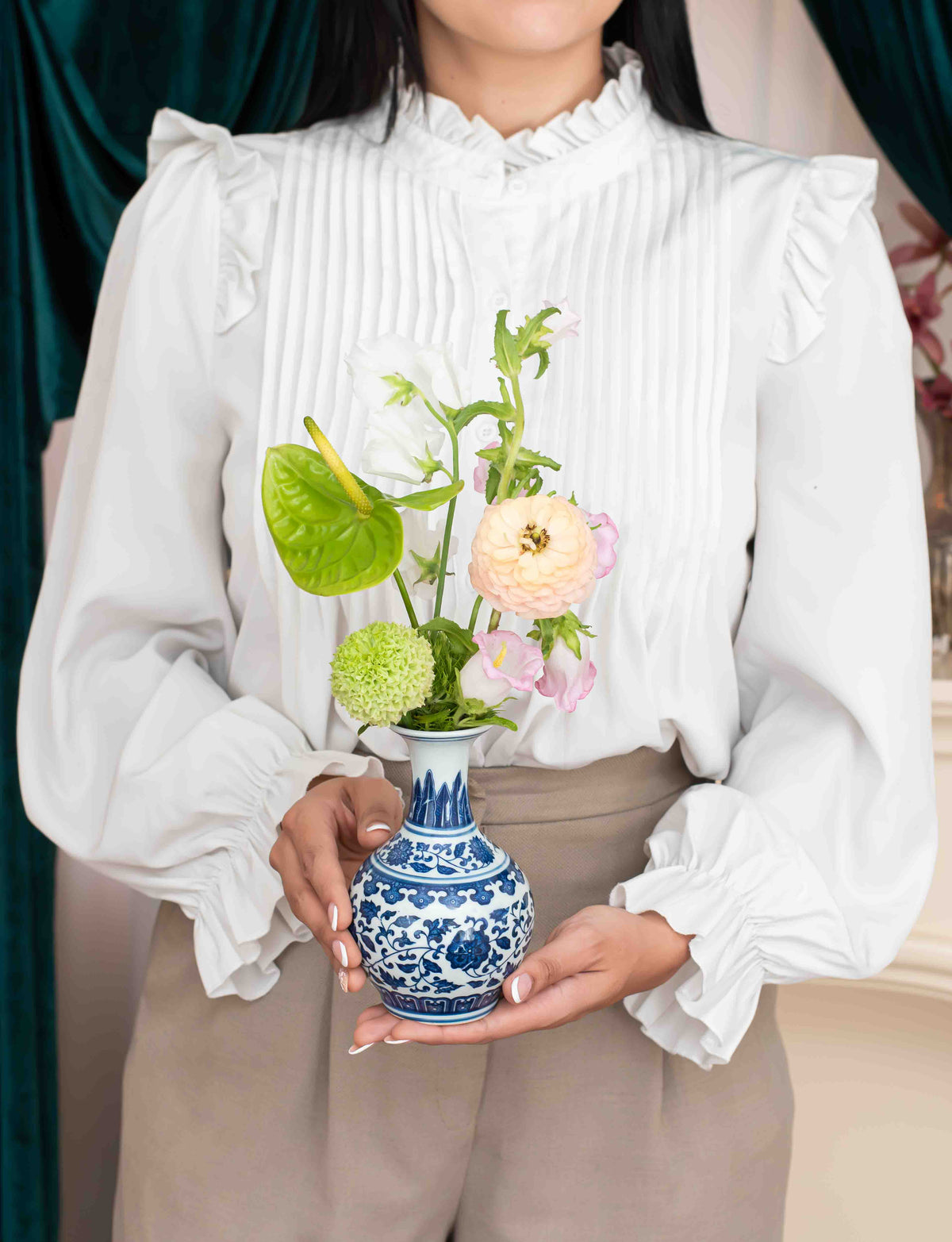 Florilegio en manos, ranúnculos, anturio y sweet pea en cerámica holandesa de inspiración clásica, Les Petits de Clementina Estudio Floral Medellín
