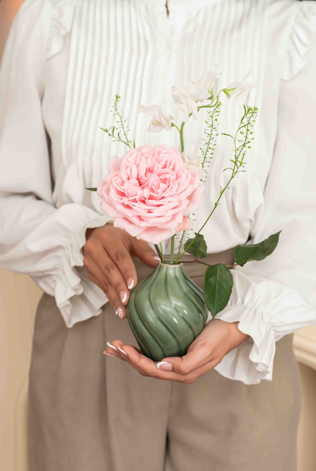 Retrato de una Rosa en manos, rosa de lujo rosada con sweet pea en florero solitario de cerámica verde, Les Petits de Clementina Estudio Floral Medellín