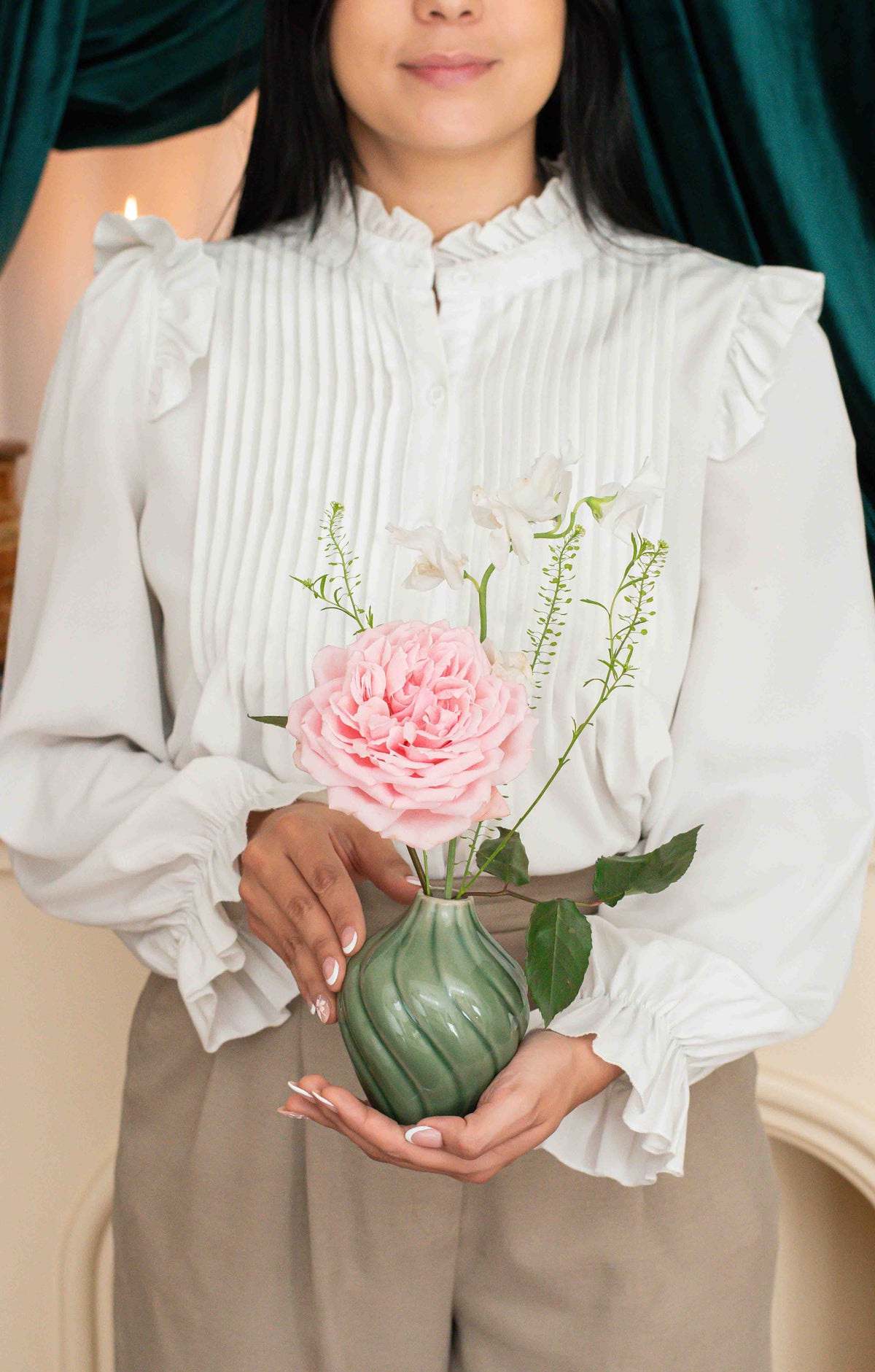 Detalle de Retrato de una Rosa, solitario floral con sweet pea y acentos de follaje, Les Petits de Clementina Estudio Floral Medellín
