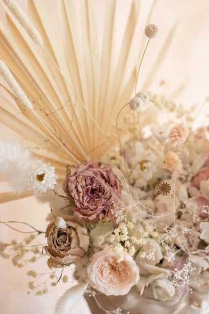 Detalle de Fiorella: rosas preservadas, hortensias y palmas de sol en tonos rosa y crema, Clementina