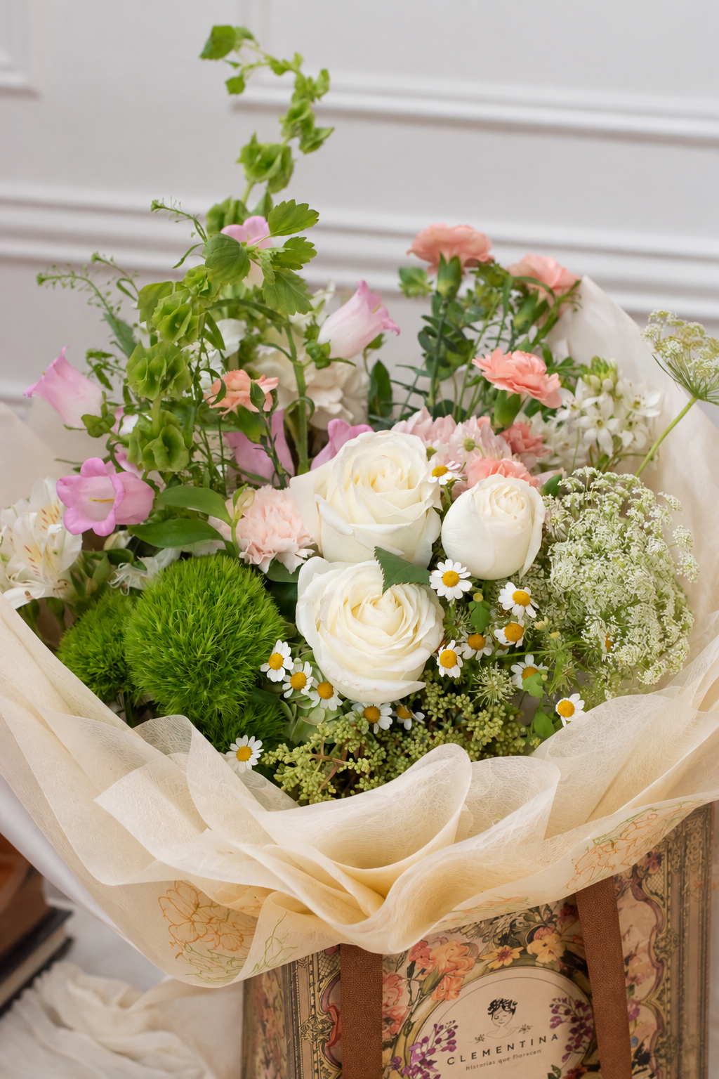 Detalle del Bouquet Esperanza con rosas de lujo, campanas de Irlanda y flores frescas, Clementina Medellín