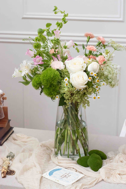 Florero Esperanza, arreglo floral con rosas de lujo y hortensia en florero de vidrio, Clementina Medellín