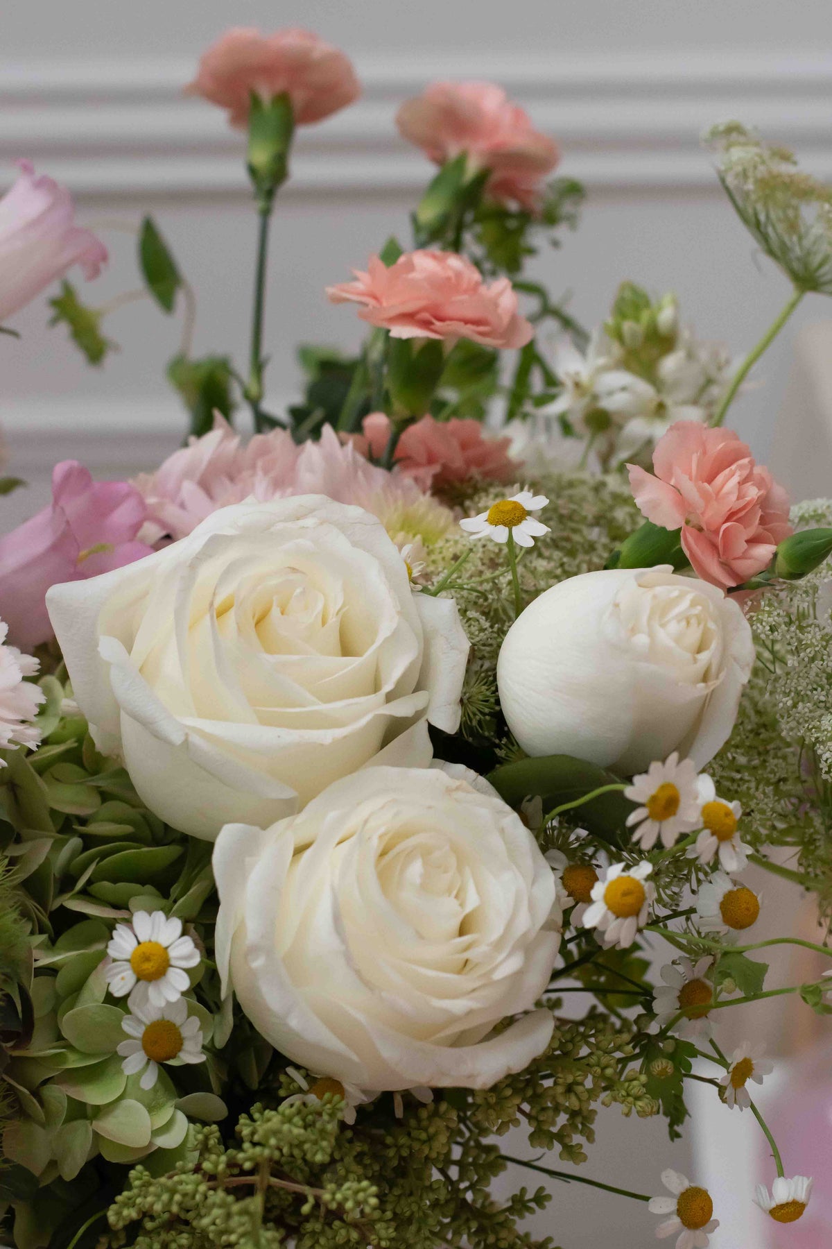 Florero Esperanza, arreglo floral con rosas de lujo y hortensia en florero de vidrio, Clementina Medellín