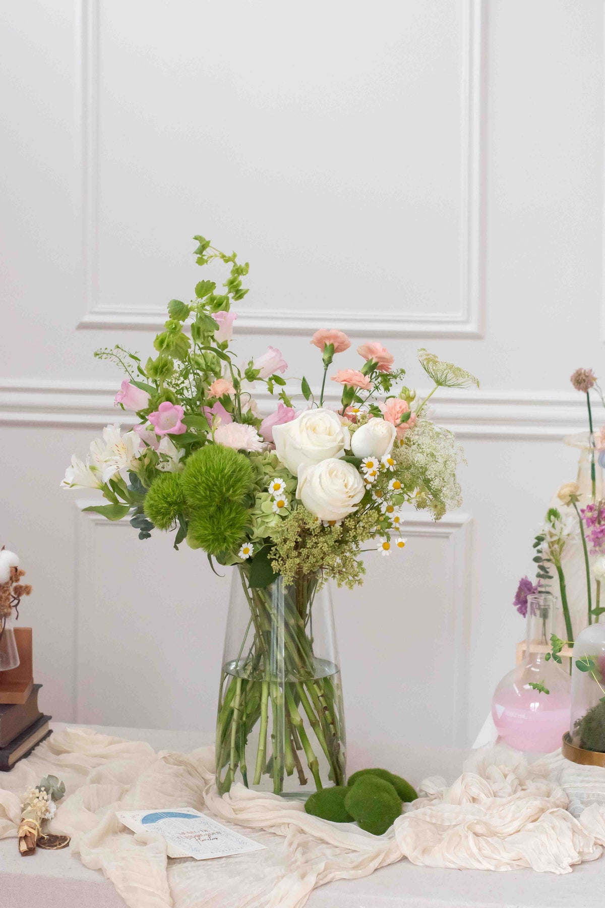 Florero Esperanza, arreglo floral con rosas de lujo y hortensia en florero de vidrio, Clementina Medellín