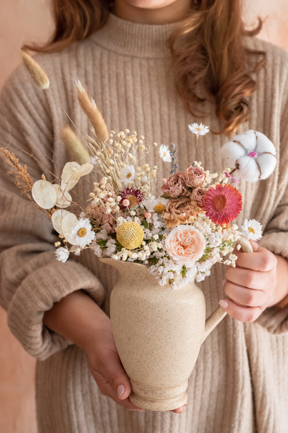 Greta, composición de flores secas y preservadas en aguamanil de cerámica tono arena, Clementina Estudio Floral Medellín
