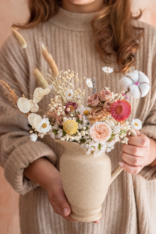 Greta, composición de flores secas y preservadas en aguamanil de cerámica tono arena, Clementina Estudio Floral Medellín