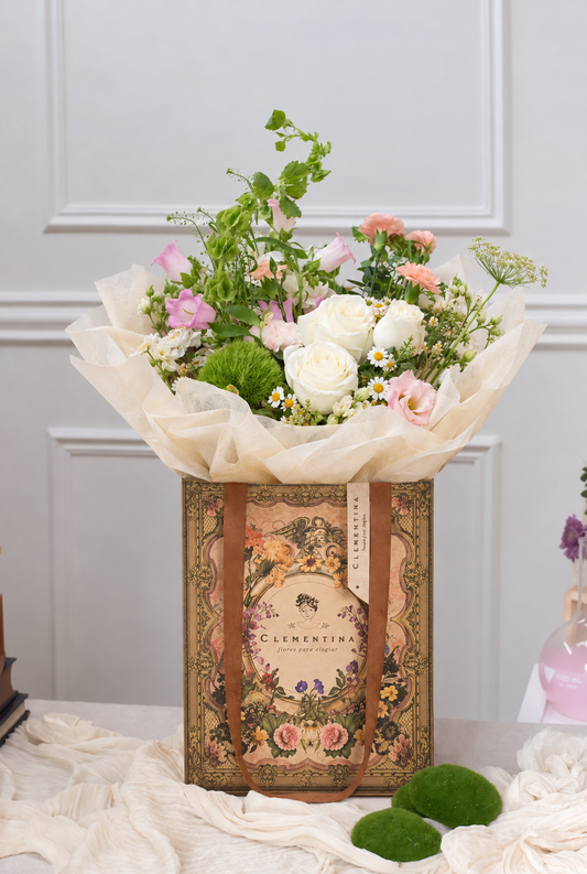 Bouquet Esperanza, bouquet de flores frescas con rosas de lujo y hortensia atado a mano, Clementina Medellín