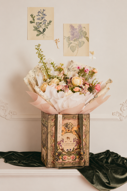 Bouquet Eterno e Inefable en nuestra caja ilustrada coleccionable, listo para regalar, Clementina Estudio Floral Medellín