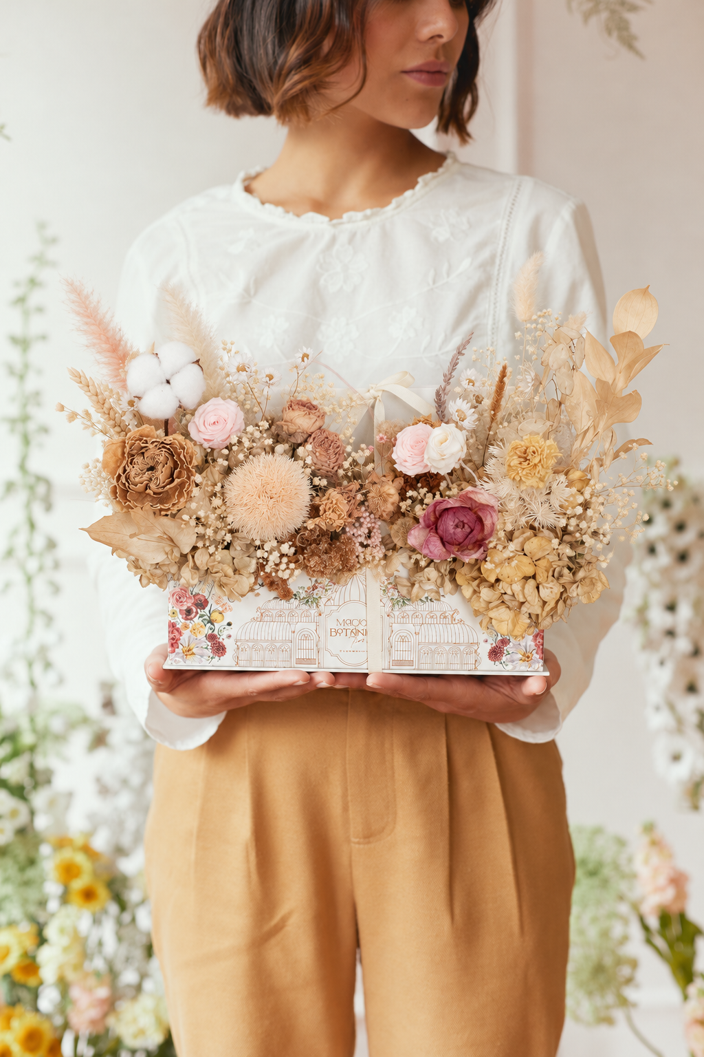 Jardín de magia y botánica, composición de rosas preservadas y flores secas en caja ilustrada, Clementina Medellín