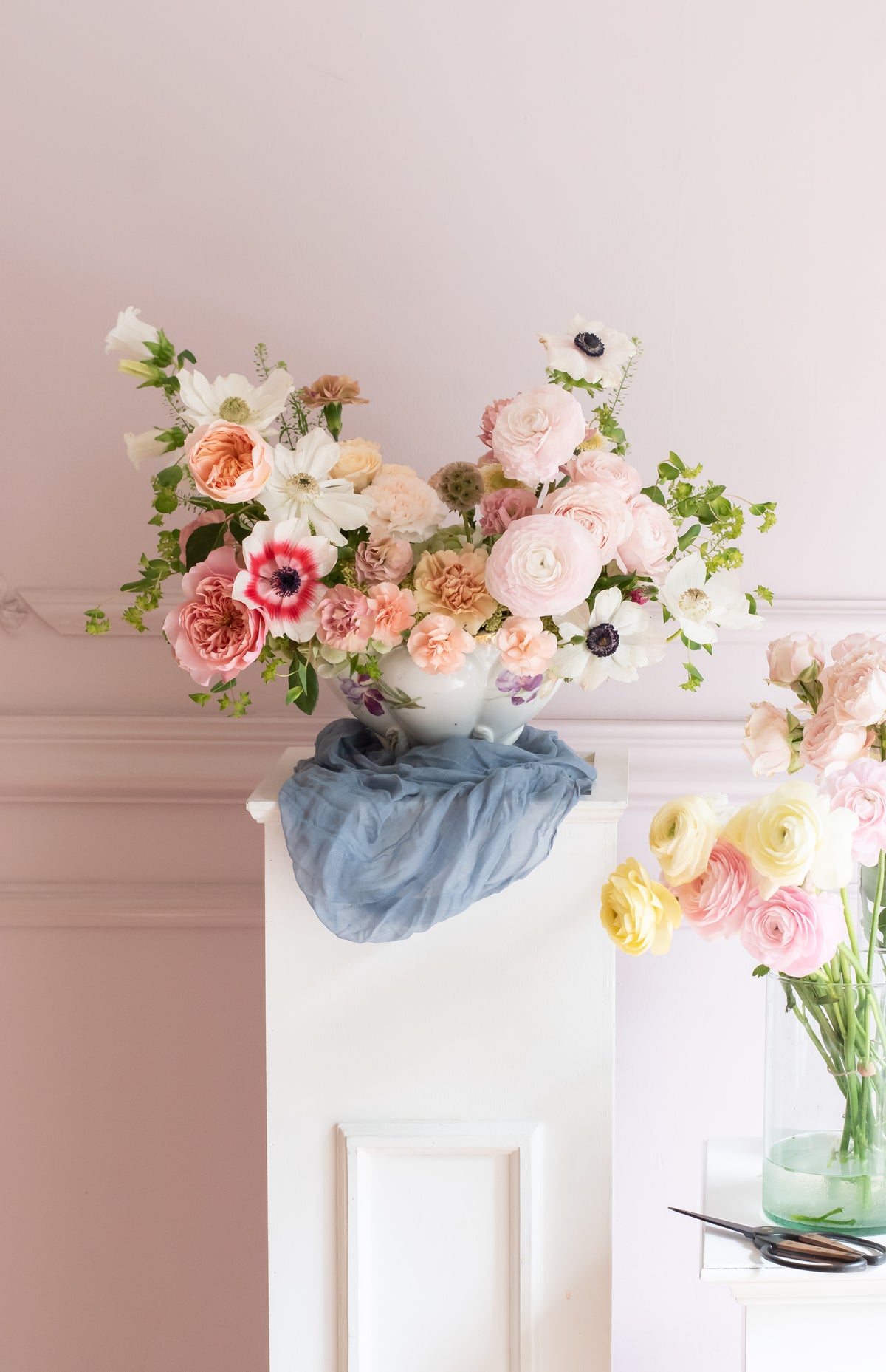 Bodegón floral en urna de cerámica – curso corto de Clementina Flower School