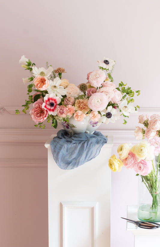Bodegón floral en urna de cerámica – curso corto de Clementina Flower School