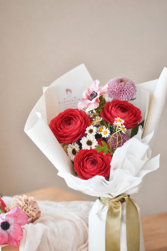 Bouquet Mon Petit Amour, ramo pequeño de ranúnculos rojos, anémonas y manzanilla en papel perfumado, Clementina Medellín