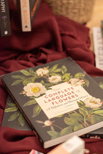 The Complete Language of Flowers: A Definitive and Illustrated History - Libro