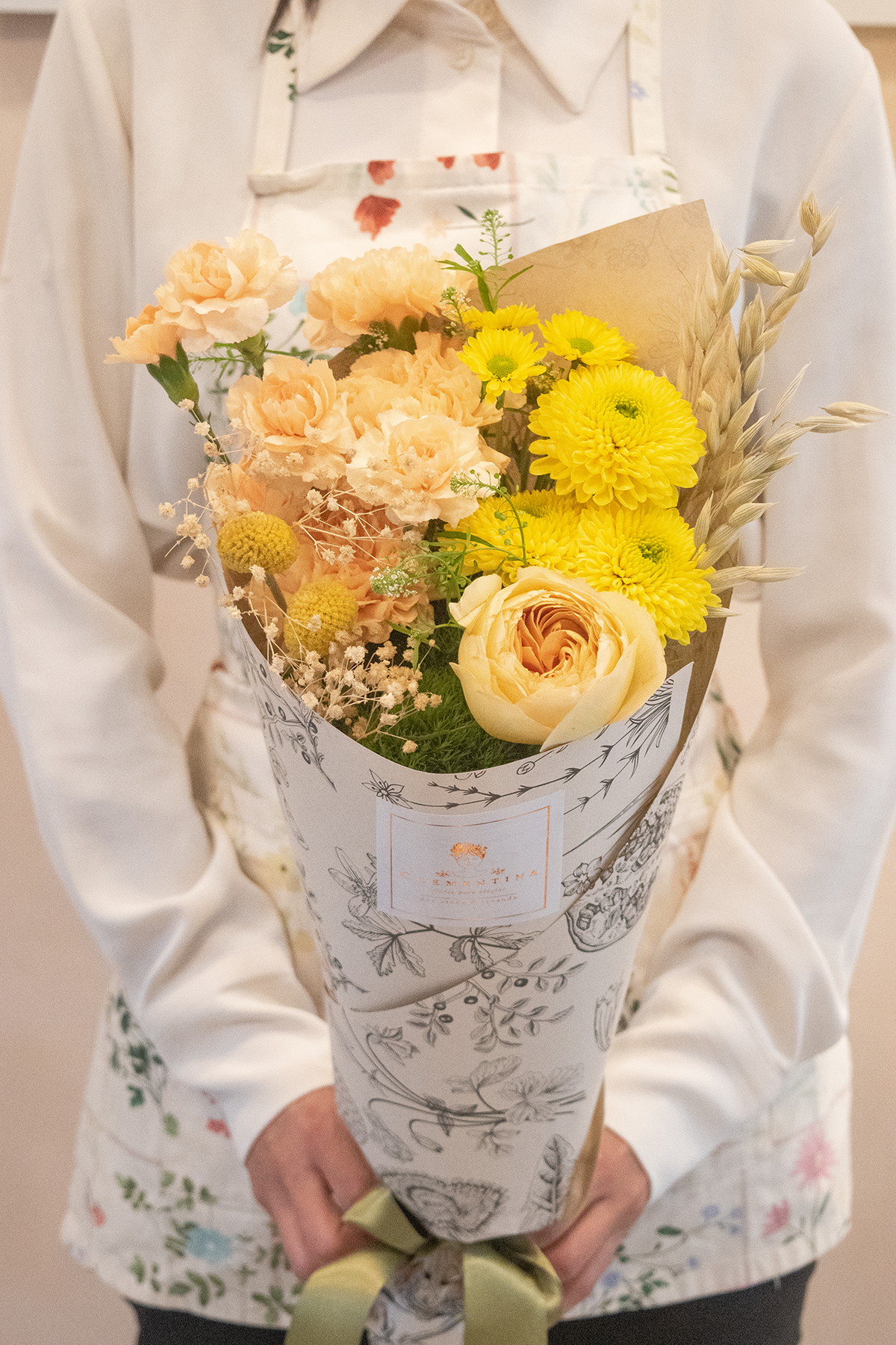 Bouquet de flores amarillas con rosas, hortensias y craspedias en papel perfumado, Clementina Medellín