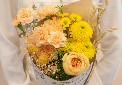 Bouquet de flores amarillas con rosas, hortensias y craspedias en papel perfumado, Clementina Medellín
