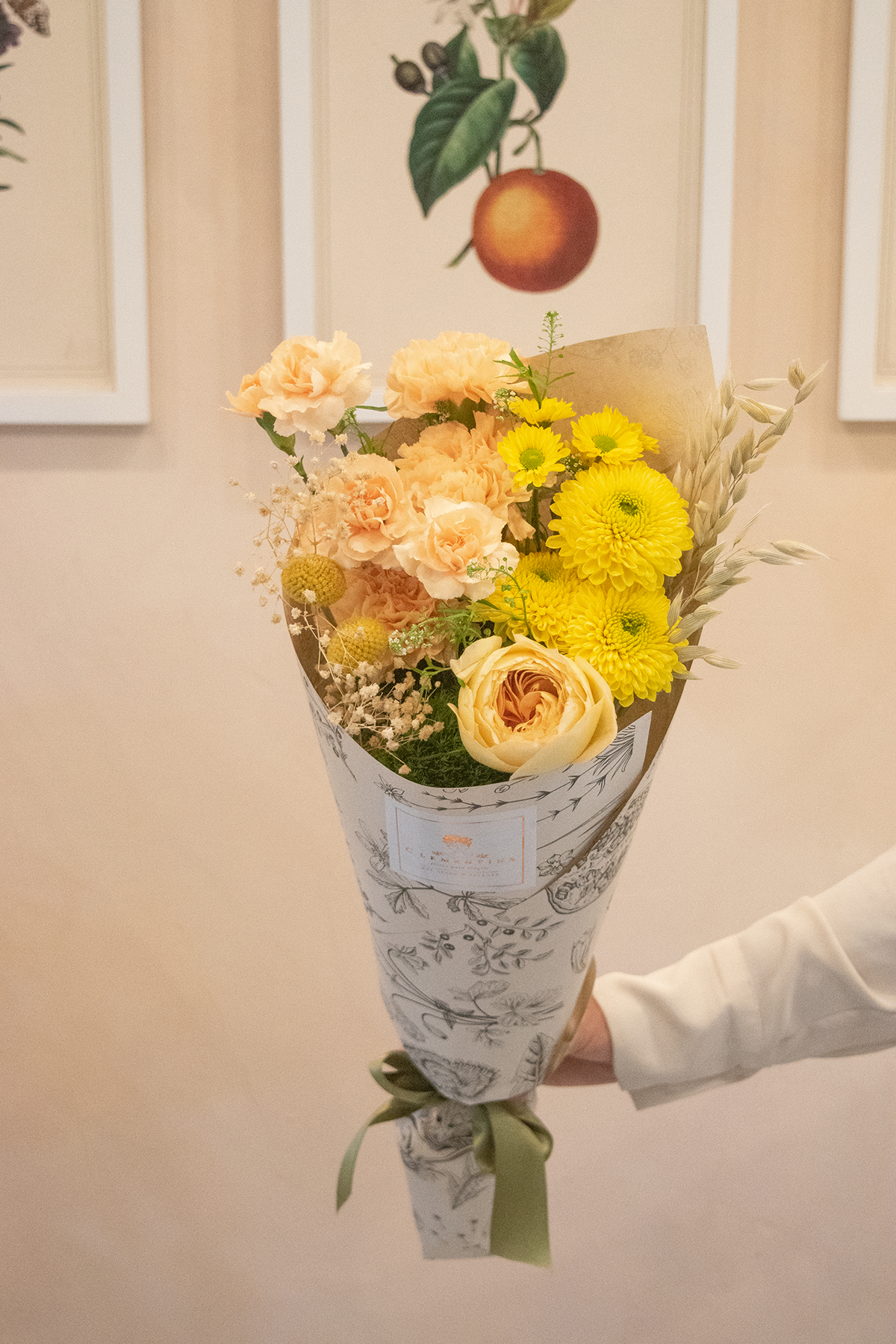 Bouquet de flores amarillas con rosas, hortensias y craspedias en papel perfumado, Clementina Medellín