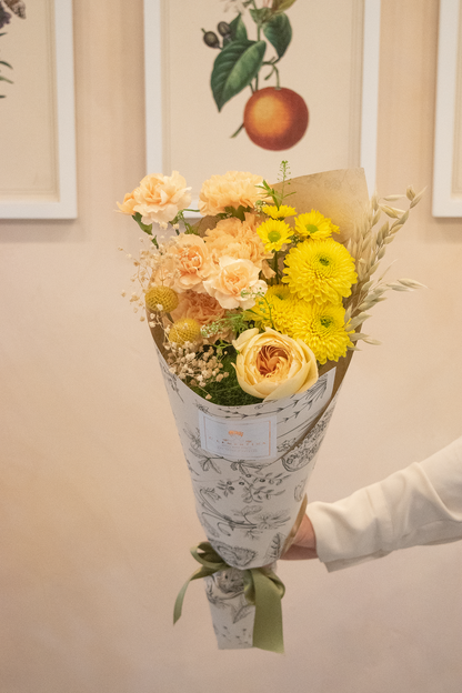 Bouquet de flores amarillas con rosas, hortensias y craspedias en papel perfumado, Clementina Medellín