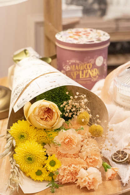 Bouquet de flores amarillas con rosas, hortensias y craspedias en papel perfumado, Clementina Medellín